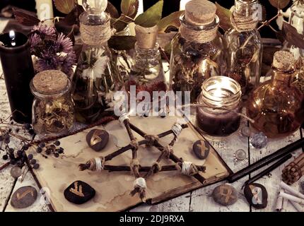 Rituale magico. Wicca, esoterico, voodoo e occulto con oggetti vintage  strega, sfondo Halloween Foto stock - Alamy