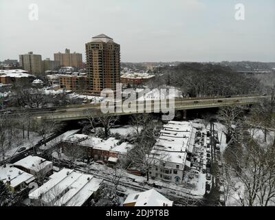 Wilmington, Delaware, U.S.A - 13 gennaio 2019 - la vista aerea della strada e della costruzione della città dopo una tempesta di neve Foto Stock