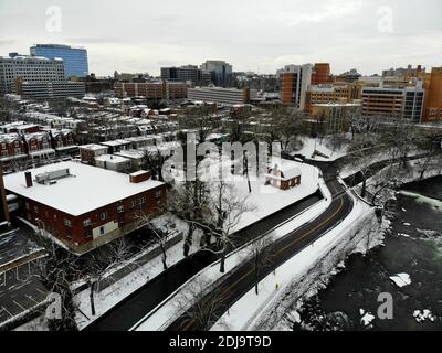 Wilmington, Delaware, U.S.A - 13 gennaio 2019 - la vista aerea della strada e della costruzione della città dopo una tempesta di neve Foto Stock