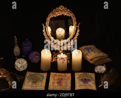 Rituale magico. Wicca, sfondo esoterico, gotico e occulto con oggetti  vintage strega e vecchie carte tarocchi, sfondo Halloween Foto stock - Alamy