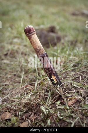 Concetto mistico con oggetti voodoo, libro e bambola di paglia, sfondo esoterico, gotico e occulto. Foto Stock