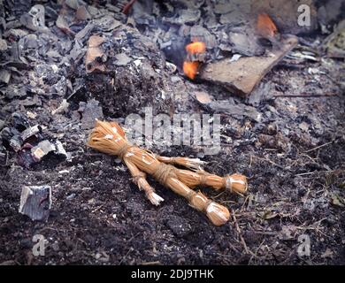 Concetto mistico con oggetti voodoo, libro e bambola di paglia, sfondo esoterico, gotico e occulto. Foto Stock