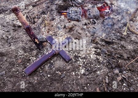 Concetto mistico con oggetti voodoo, libro e bambola di paglia, sfondo esoterico, gotico e occulto. Foto Stock