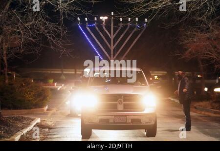 Chesterfield, Stati Uniti. 13 Dicembre 2020. Un camion di pick-up con un grande menorah, conduce la parata Hanukkah a Chesterfield, Missouri Domenica 13 dicembre 2020. Quasi 100 automobili sfilano attraverso il quartiere di Chesterfield, Missouri, con i menorah lampanti in plastica sulle loro auto, e la musica Hanukkah che suona sulle loro radio. Photo by Bill Greenblatt/UPI Credit: UPI/Alamy Live News Foto Stock