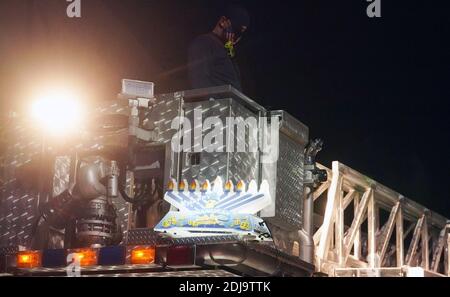 Chesterfield, Stati Uniti. 13 Dicembre 2020. Il distretto di protezione del fuoco di Monarch si prepara a condurre la parata di Hanukkah con un menorah messo sulla scala a Chesterfield, Missouri domenica 13 dicembre 2020. Quasi 100 automobili sfilano attraverso il quartiere di Chesterfield, Missouri, con i menorah lampanti in plastica sulle loro auto, e la musica Hanukkah che suona sulle loro radio. Photo by Bill Greenblatt/UPI Credit: UPI/Alamy Live News Foto Stock