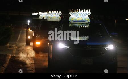 Chesterfield, Stati Uniti. 13 Dicembre 2020. Auto con i menorah Hanukkah in cima, si parte per una sfilata a Chesterfield, Missouri Domenica 13 dicembre 2020. Quasi 100 automobili sfilano attraverso il quartiere di Chesterfield, Missouri, con i menorah lampanti in plastica sulle loro auto, e la musica Hanukkah che suona sulle loro radio. Photo by Bill Greenblatt/UPI Credit: UPI/Alamy Live News Foto Stock