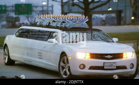 Chesterfield, Stati Uniti. 13 Dicembre 2020. Una limousine con i menorah Hanukkah in cima, si prepara per la sfilata Hanukkah a Chesterfield, Missouri, domenica 13 dicembre 2020. Quasi 100 automobili sfilano attraverso il quartiere di Chesterfield, Missouri, con i menorah lampanti in plastica sulle loro auto, e la musica Hanukkah che suona sulle loro radio. Photo by Bill Greenblatt/UPI Credit: UPI/Alamy Live News Foto Stock