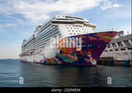 11.12.2020, Singapore, Repubblica di Singapore, Asia - la nave da crociera da sogno del mondo, dalle linee di crociera di Genting è ormeggiata al Centro di crociera di Marina Bay. Foto Stock