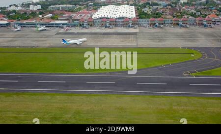 Bali, Indonesia, 4 dicembre 2020. Vista aerea degli aerei sulla pista dell'aeroporto. Linea aerea budget indonesiana, aereo Garuda Indonesia parcheggiato al Foto Stock