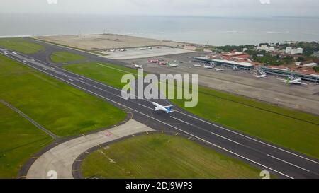 Bali, Indonesia, 4 dicembre 2020. Vista aerea passeggeri aeroplani alla pista dell'aeroporto. Aereo Garuda Indonesia decollo da Ngurah Rai Foto Stock