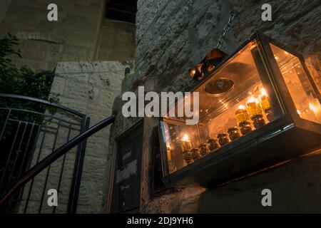 Una menorah è illuminata nel quartiere ebraico della città vecchia di Gerusalemme, Israele Foto Stock