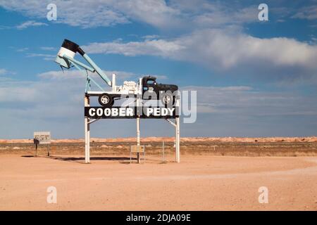 Un vecchio dumper da miniera accoglie i visitatori di Coober Pedy. Foto Stock