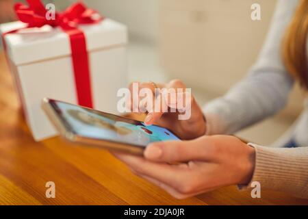 Donna che preme come pulsante sotto l'immagine del profilo dell'uomo sul social media o sito di incontri Foto Stock