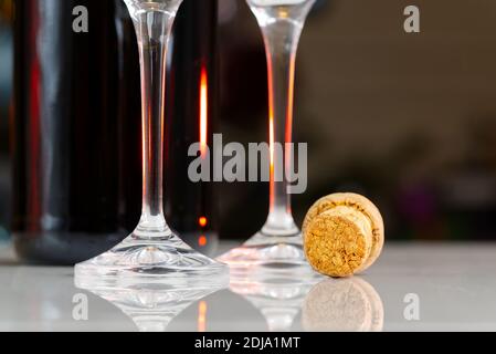 Due bicchieri di champagne sul tavolo bianco in attesa di essere serviti. Capodanno. Foto Stock