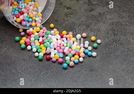 Caramelle rotonde multicolore. Closeup caramelle su sfondo bianco. Foto Stock
