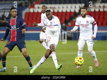 Tino Kadewere di Lione tra Abdou Diallo di PSG e. Memphis Depay di Lione durante il campionato francese Ligue 1 Matc di calcio / LM Foto Stock