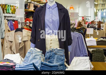 Bei vestiti nuovi di zecca in un negozio di moda moderna Foto Stock