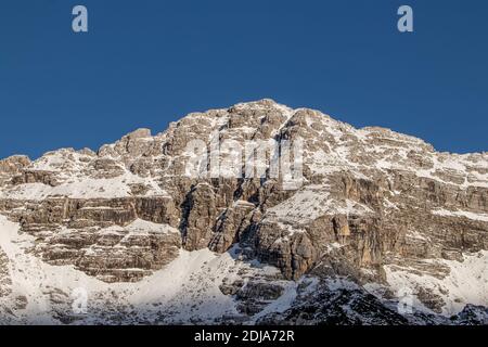 Veliko špičje cima di montagna coperta di neve Foto Stock