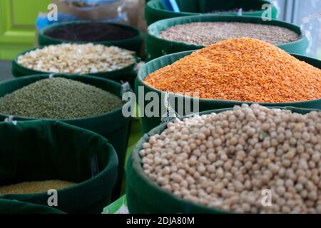 Legumi secchi vari e cereali in un panno di sacco Foto Stock