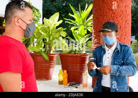 Visita turistica del sito turistico Maya di Uxmal in Yucatan Messico durante il Covid-19 Pandemic Foto Stock