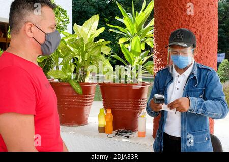 Covid-19 misure di prevenzione in atto presso il sito turistico Maya Di Uxmal in Yucatan Messico durante la pandemia Foto Stock