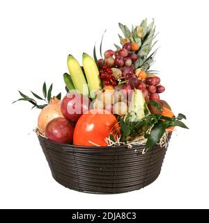 Un bel cestino di frutta foto per riviste, giornali, siti web e ogni altro annuncio 'supporti. Facile da usare : isolato su sfondo bianco. Foto Stock