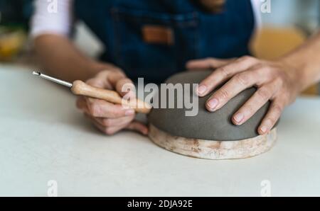 Primo piano femmina vasaio modellante creta ciotola in officina - Lavoro artigianale e concetto di artigianato creativo Foto Stock