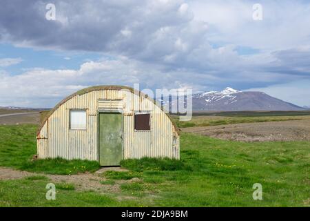 Cabina di emergenza in aridi altopiani islandesi. Foto Stock