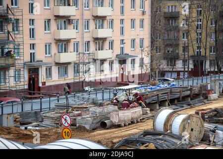 Russia. Mosca. 26 novembre 2020: Lavori di costruzione nei pressi di una vecchia casa residenziale Foto Stock