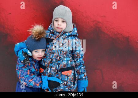 Ritratto di due fratelli su sfondo rosso Foto Stock
