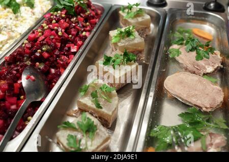 Antipasti diversi sul vassoio su un buffet Foto Stock