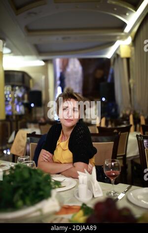 Ritratto di una donna nel ristorante Foto Stock
