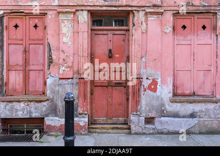 Storico edificio georgiano non restaurato, architettura in Princelet Street e Wilkes Street, Spitalfields, E1, East London, England, UK Foto Stock