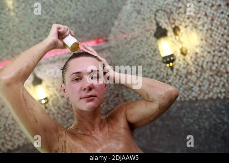 Ritratto di una donna in hammam sullo sfondo del muro Foto Stock