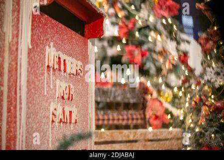 Lettere di messa a fuoco selettiva per la scatola del palo di decorazione di santa. Foto Stock