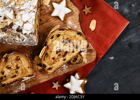 Vista dall'alto della fetta di torta tedesca di stollen, un pane alla frutta con noci, spezie e frutta secca con zucchero in polvere tradizionalmente servito durante il Natale Foto Stock