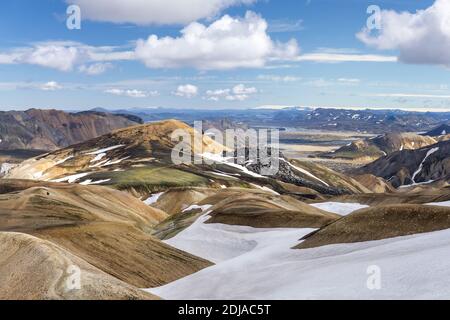 Vista sulle montagne dell'arcobaleno e sul campo di lava, ritorno e discesa al campeggio Landmannalaugar, trekking a Laugavegur, Islanda Foto Stock