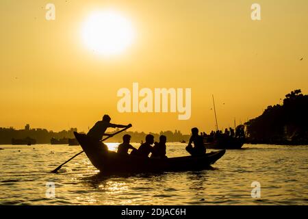 Dhaka, Bangladesh - Ottobre 31: Vista magica e panoramica del fiume Buriganga al tramonto. Centinaia di barche attraversano il fiume principale a Dhaka creando una sce Foto Stock