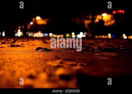 05.11.2011. Berlino. Germania. Berlino durante l'autunno e la notte. Strada coperta da foglie gialle su strade acciottolate. Foto Stock