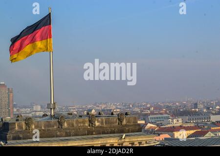 05.11.2011. Berlino. Vista panoramica di Berlino dalla cima del tetto dell'edificio del parlamento tedesco con bandiera tedesca. Foto Stock