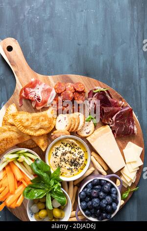 Vista panoramica di uno snack tavolo iberico con cibo tipico spagnolo su di esso. Uno spazio vuoto si trova nella parte superiore destra Foto Stock