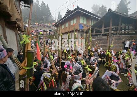 Congjiang, Congjiang, Cina. 14 dicembre 2020. Guizhou, CINA-il 13 dicembre 2020, la gente di miao si è riunita alla Sala di Lusheng nella prefettura Autonoma di Qiandongnan Miao Dong, nella provincia di Guizhou della Cina sudoccidentale. Gli uomini hanno giocato il lusheng e le ragazze hanno ballato per celebrare il festival annuale di Lusheng, pregando per il tempo favorevole e le colture abbondanti. Anche i giovani uomini e le donne hanno utilizzato il festival per trovare i loro compagni ideali. Credit: SIPA Asia/ZUMA Wire/Alamy Live News Foto Stock