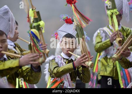 Congjiang, Congjiang, Cina. 14 dicembre 2020. Guizhou, CINA-il 13 dicembre 2020, la gente di miao si è riunita alla Sala di Lusheng nella prefettura Autonoma di Qiandongnan Miao Dong, nella provincia di Guizhou della Cina sudoccidentale. Gli uomini hanno giocato il lusheng e le ragazze hanno ballato per celebrare il festival annuale di Lusheng, pregando per il tempo favorevole e le colture abbondanti. Anche i giovani uomini e le donne hanno utilizzato il festival per trovare i loro compagni ideali. Credit: SIPA Asia/ZUMA Wire/Alamy Live News Foto Stock