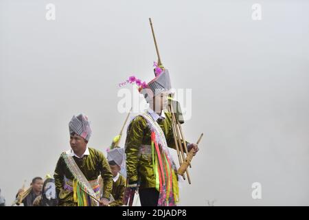 Congjiang, Congjiang, Cina. 14 dicembre 2020. Guizhou, CINA-il 13 dicembre 2020, la gente di miao si è riunita alla Sala di Lusheng nella prefettura Autonoma di Qiandongnan Miao Dong, nella provincia di Guizhou della Cina sudoccidentale. Gli uomini hanno giocato il lusheng e le ragazze hanno ballato per celebrare il festival annuale di Lusheng, pregando per il tempo favorevole e le colture abbondanti. Anche i giovani uomini e le donne hanno utilizzato il festival per trovare i loro compagni ideali. Credit: SIPA Asia/ZUMA Wire/Alamy Live News Foto Stock