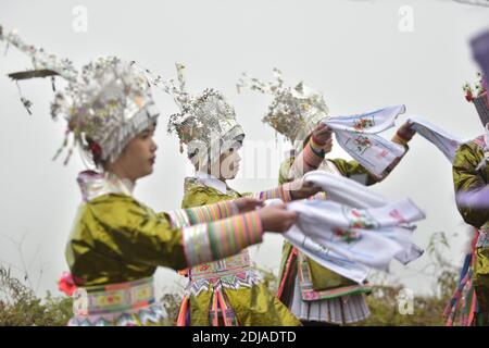 Congjiang, Congjiang, Cina. 14 dicembre 2020. Guizhou, CINA-il 13 dicembre 2020, la gente di miao si è riunita alla Sala di Lusheng nella prefettura Autonoma di Qiandongnan Miao Dong, nella provincia di Guizhou della Cina sudoccidentale. Gli uomini hanno giocato il lusheng e le ragazze hanno ballato per celebrare il festival annuale di Lusheng, pregando per il tempo favorevole e le colture abbondanti. Anche i giovani uomini e le donne hanno utilizzato il festival per trovare i loro compagni ideali. Credit: SIPA Asia/ZUMA Wire/Alamy Live News Foto Stock