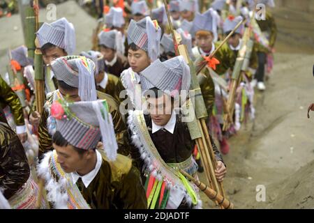 Congjiang, Congjiang, Cina. 14 dicembre 2020. Guizhou, CINA-il 13 dicembre 2020, la gente di miao si è riunita alla Sala di Lusheng nella prefettura Autonoma di Qiandongnan Miao Dong, nella provincia di Guizhou della Cina sudoccidentale. Gli uomini hanno giocato il lusheng e le ragazze hanno ballato per celebrare il festival annuale di Lusheng, pregando per il tempo favorevole e le colture abbondanti. Anche i giovani uomini e le donne hanno utilizzato il festival per trovare i loro compagni ideali. Credit: SIPA Asia/ZUMA Wire/Alamy Live News Foto Stock