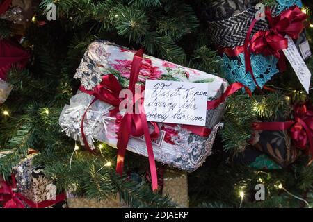 Primo piano di un albero di Natale decorato con desideri e regali. Sfondo di Natale. Foto Stock