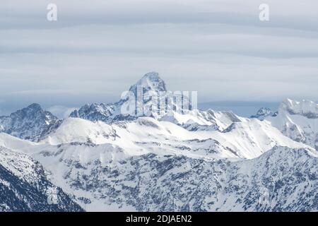 Incredibile spettacolare vista invernale sulla montagna innevata Hochvogel nelle Alpi di Allgau, Baviera, Germania. Foto Stock