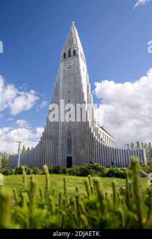 Hallgrímskirkja, chiesa parrocchiale luterana (Chiesa d'Islanda) alta 74.5 metri a Reykjavík, Islanda. Foto Stock