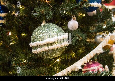 Bei giocattoli di Natale sull'albero di Natale. Primo piano. Foto Stock